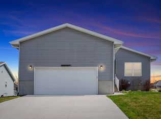 5846 Summerland Dr, Waterloo, IA 50701