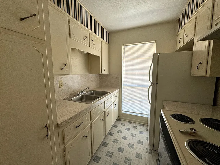 224 Hold Street — Photo 6