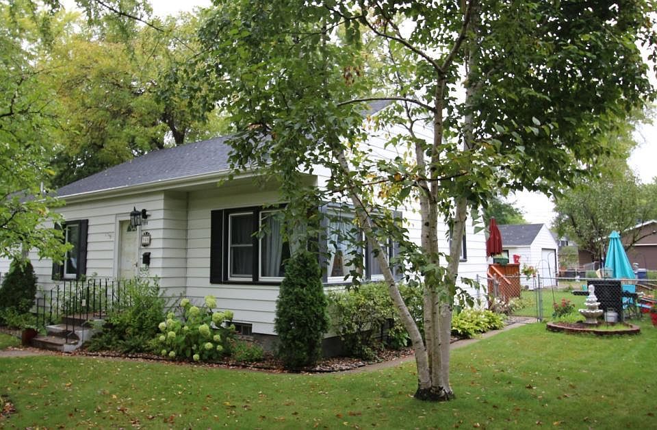 1st image of 940 26th Ave N
