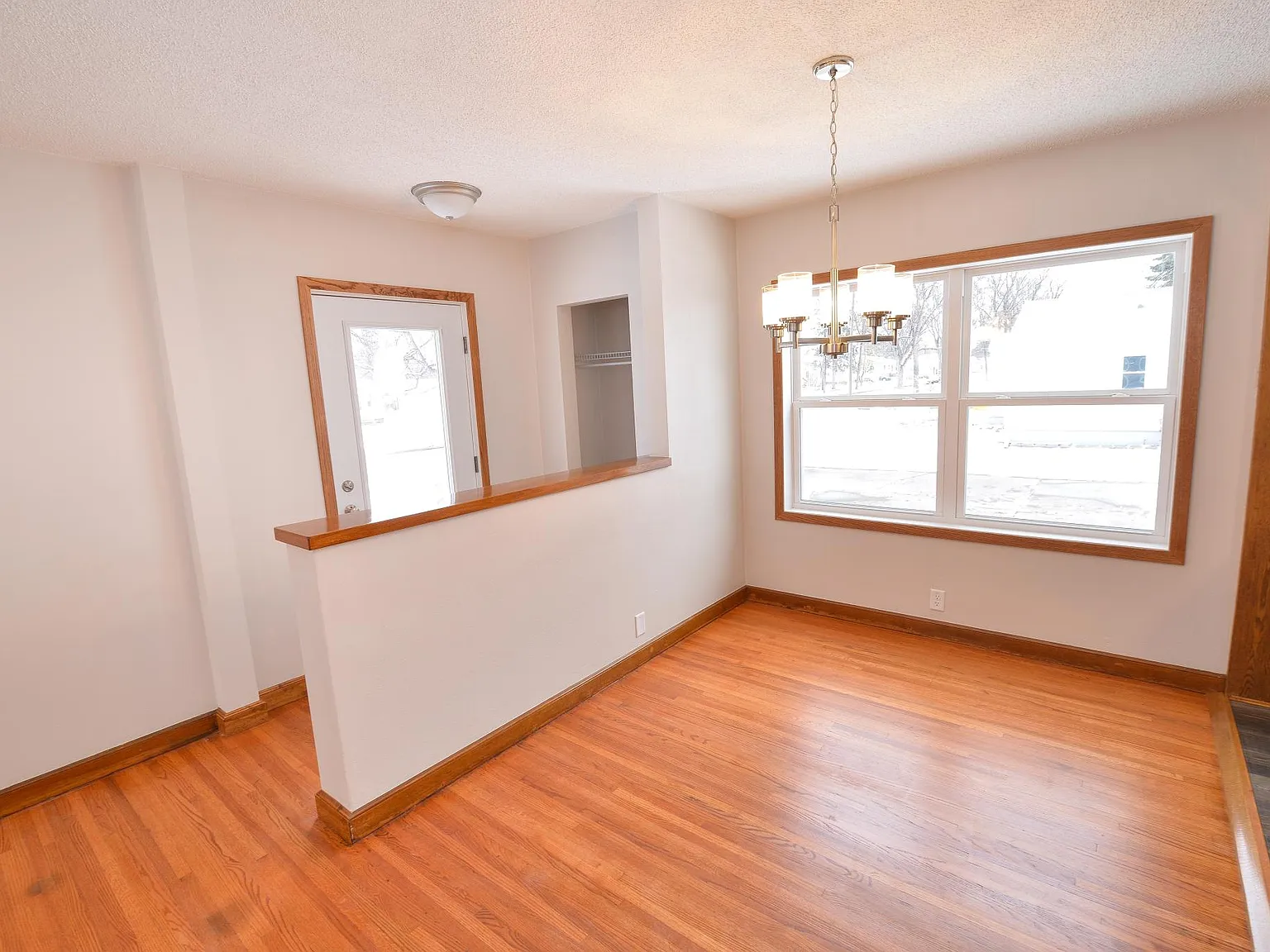 5 bed, 2300 sqft, $2,600 — Photo 4