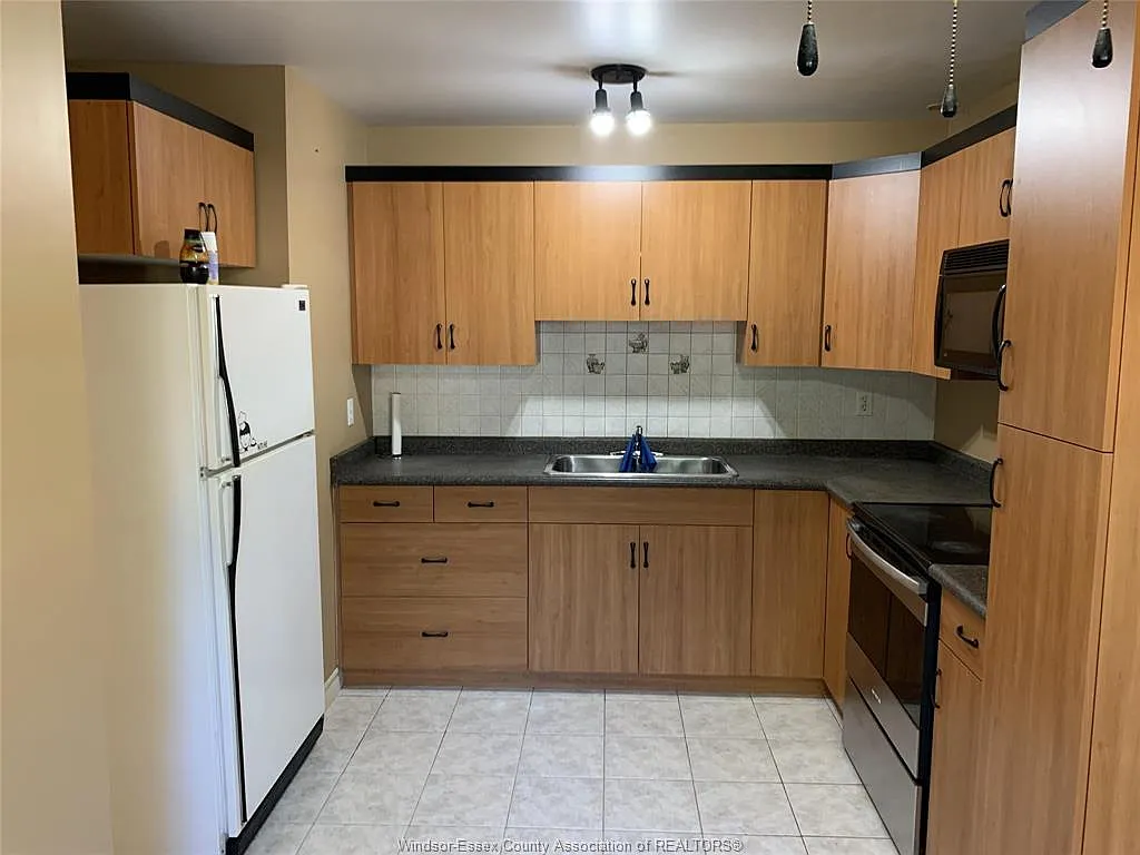 3 bed, 1.5 bath, $2,000 — Photo 2