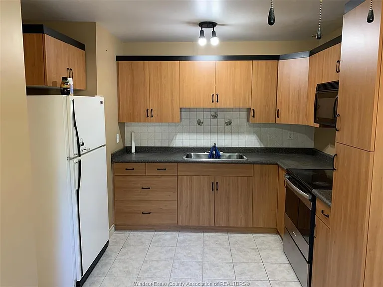 9394 Esplanade Dr #3 — Photo 2