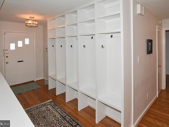 3rd image of 9705 Bellevue Dr