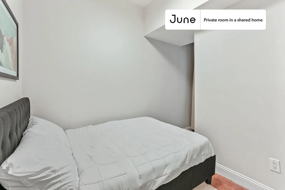 Full bedroom in 4 bed/1 bath home in Crown Heights #960 B — Photo 3