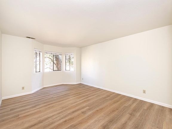 3rd image of 590 Baker St APT 6