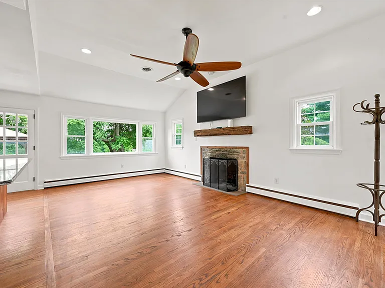 1058 Glen Hall Rd — Photo 5