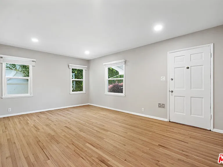 815 Crestmoore Pl — Photo 2