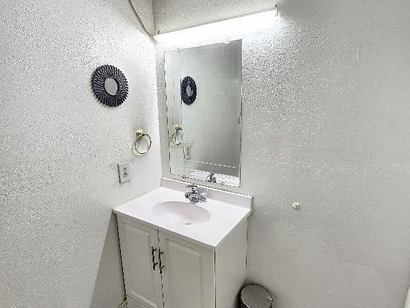 5th image of 3425 Valencia Hill Dr #Adu