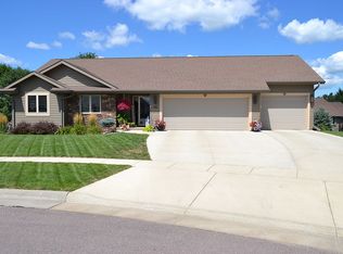 808 Logan Cir, Yankton, SD 57078