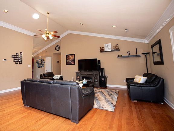 5th image of 826 Somerset Dr