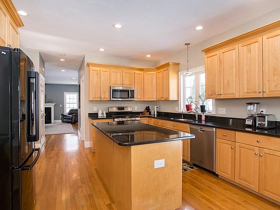 3rd image of 20 Hyde Park St