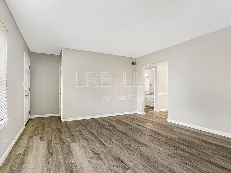 817 Lancelot Ct — Photo 3