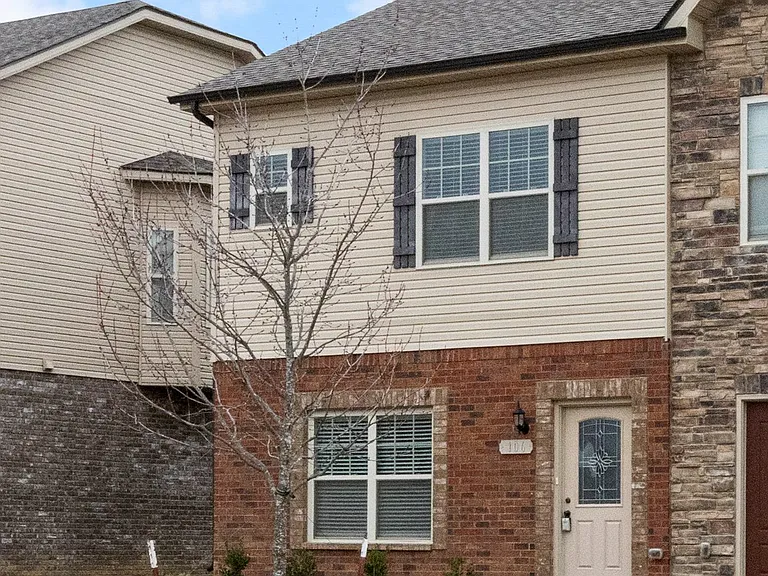 106 Whitman Xing — Photo 1