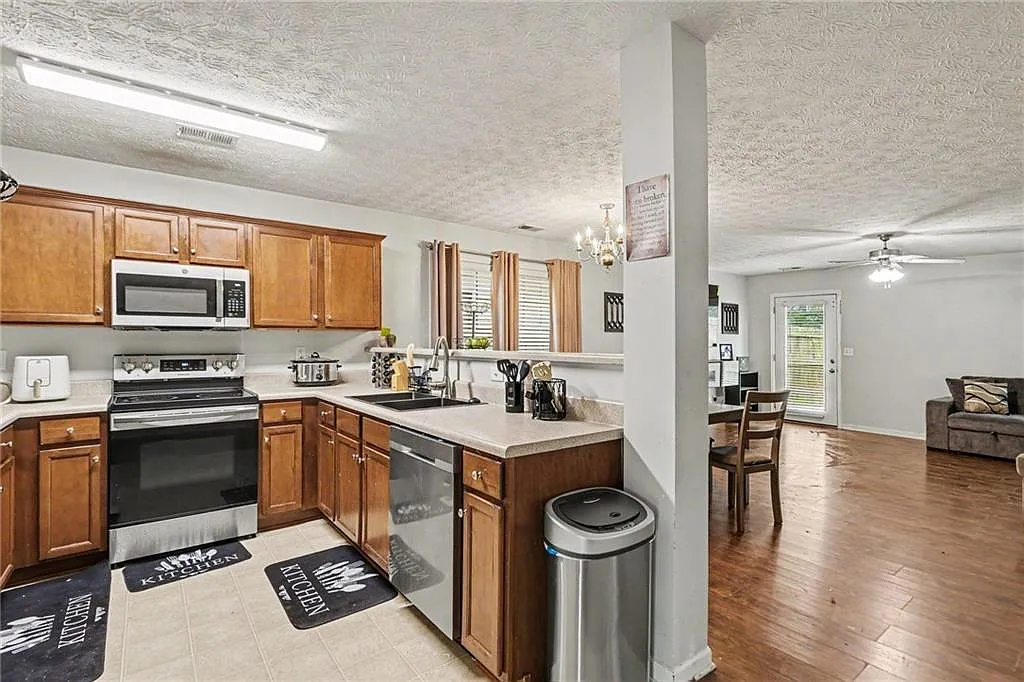 3 bed, 2.0 bath, 1233 sqft, $1,950 — Photo 3