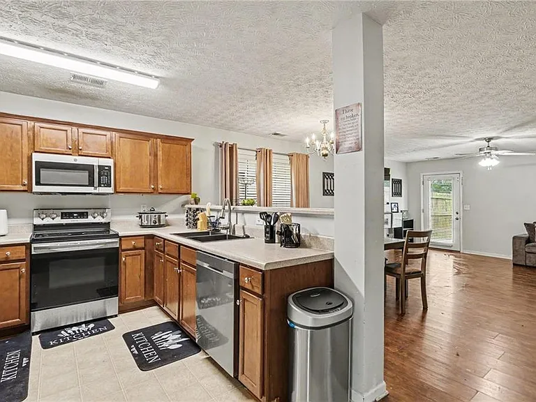 413 Erin Ct — Photo 3