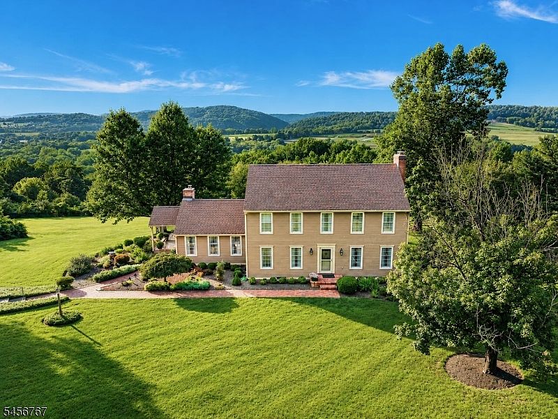 1st image of 90 Old Farm Rd