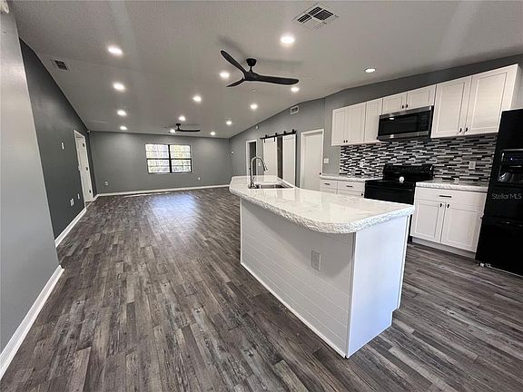 3rd image of 8122 Matthew Dr