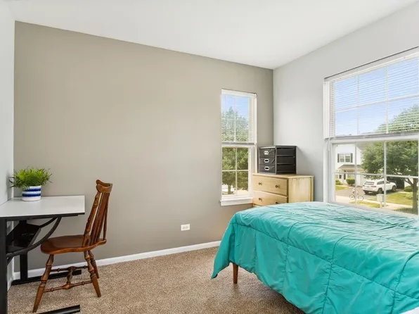 2451 Frost Dr, Aurora, IL 60503