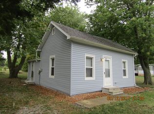 611 E 2nd St, Kinmundy, IL 62854