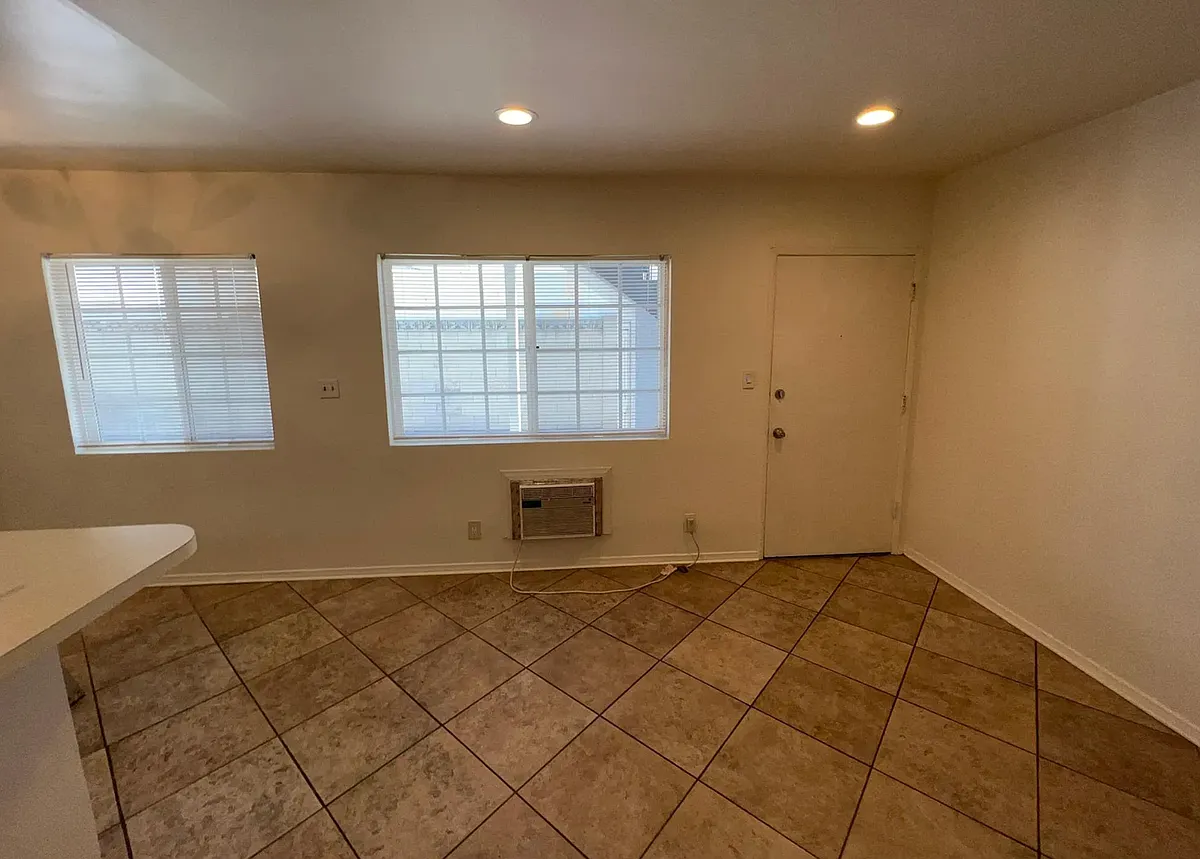 Building Photo - 11209 Emelita St #3