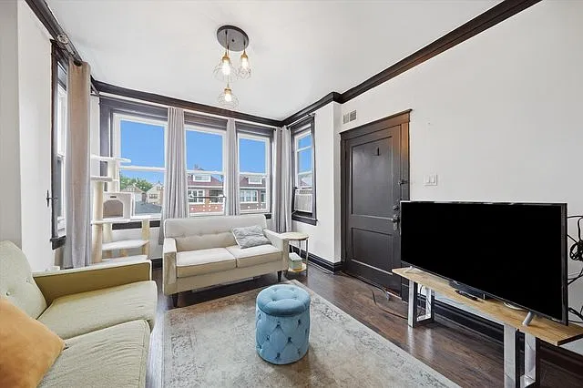 4511 S Francisco Ave — Photo 1