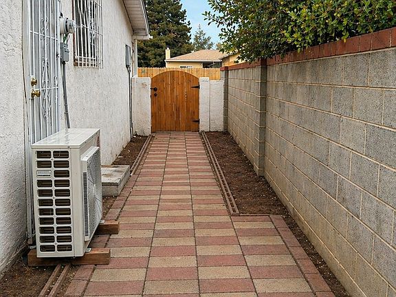 2nd image of 5216 Los Arboles Ave NE