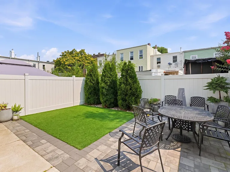 290 Griffith St #1 — Photo 1