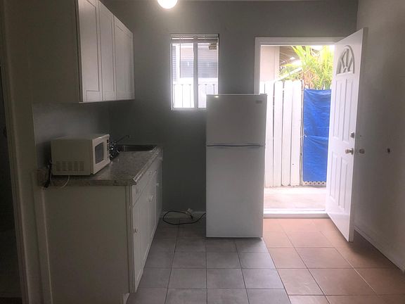 4th image of 22731 Burbank Blvd