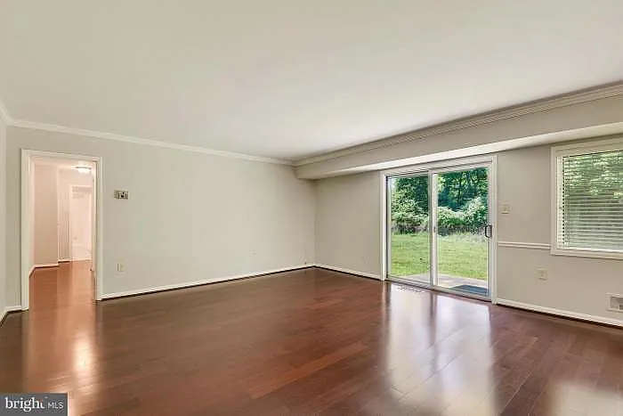 10626 Weymouth St #102 — Photo 12