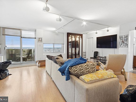 4th image of 604 S Washington Sq APT 2817