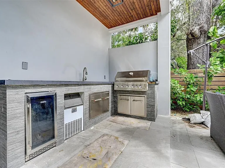 1616 SE 2nd Ct — Photo 16