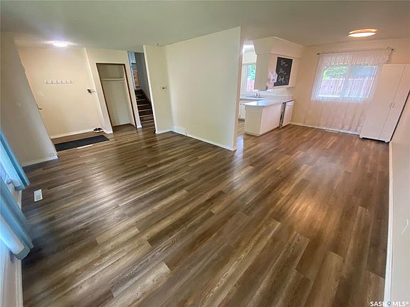 4th image of 392 Circlebrooke DRIVE