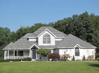 10465 Denton Creek Dr, Fenton, MI 48430