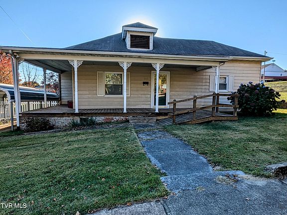 2nd image of 709 W Hillcrest Dr