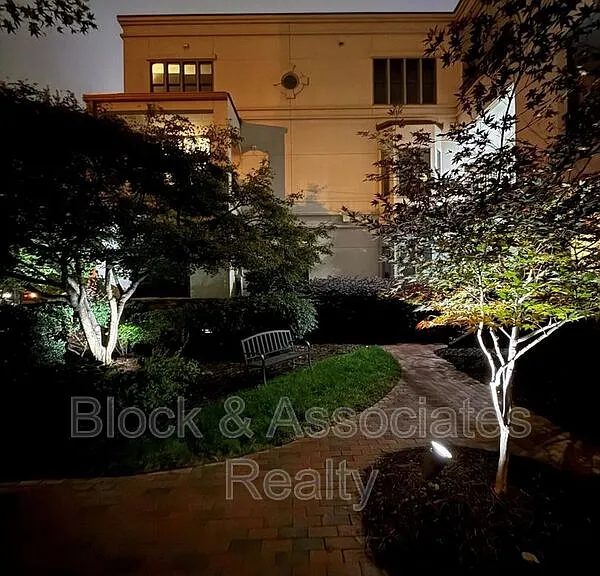 210 E Davie St — Photo 32