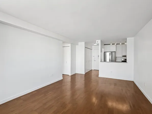 420 West 42nd Street image 4 of 28