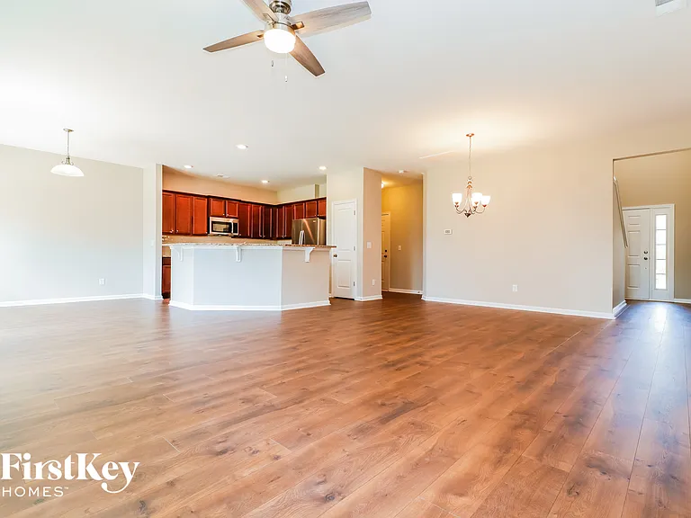 343 Bradley Bend Dr — Photo 2