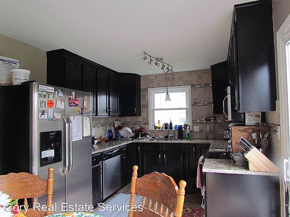 3rd image of 829 Iris Ln