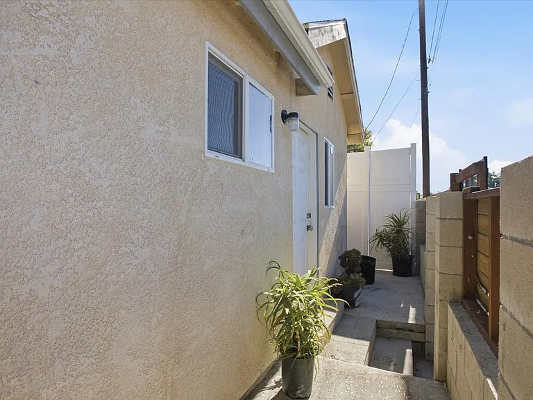 7542 White Oak Ave — Photo 20