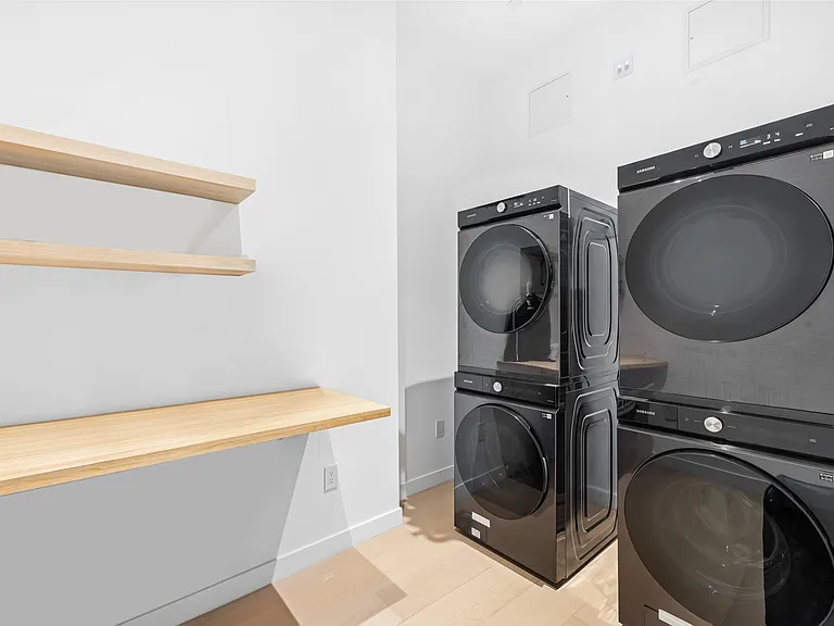 442 W 22nd St — Photo 17