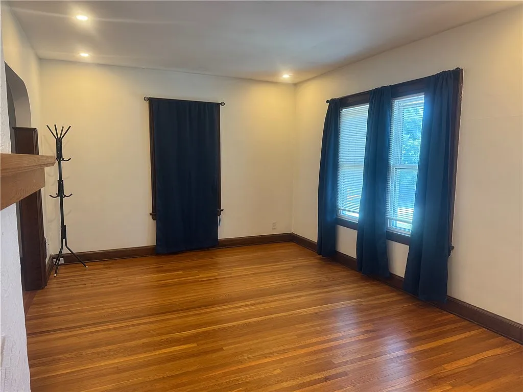 2 bed, 1.0 bath, 1956 sqft, $1,450 — Photo 2