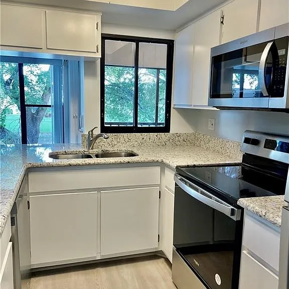 5650 Trailwinds Dr #122 — Photo 4