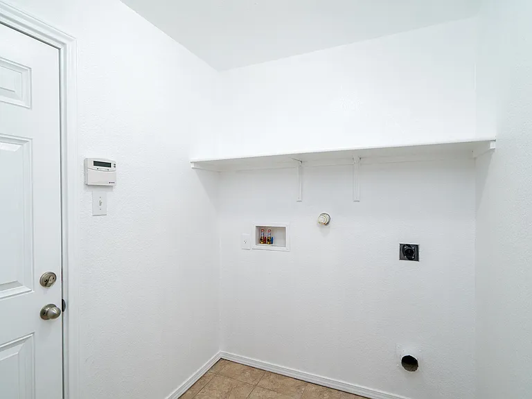 910 Trilby — Photo 15