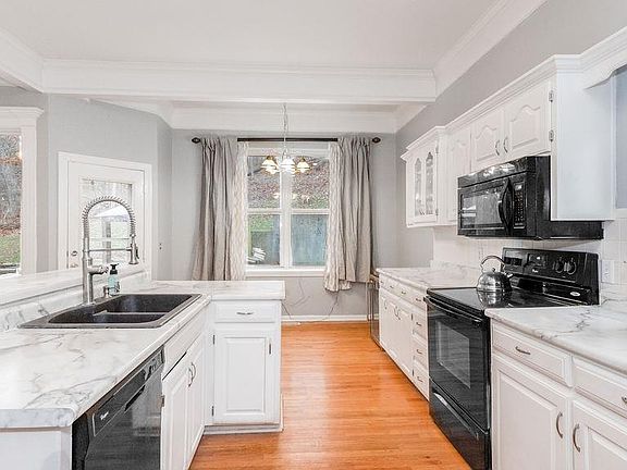 5th image of 525 NE Emerald Dr