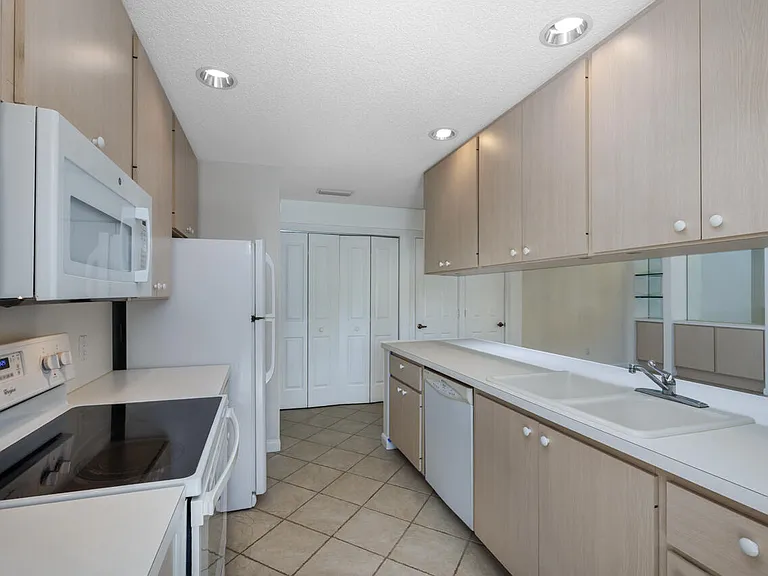 1560 SW Waterfall Blvd — Photo 9