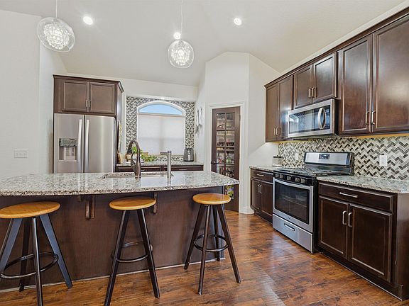 3rd image of 1364 Primrose Ln