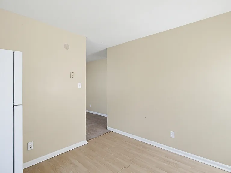 210 E McCulloch St — Photo 11