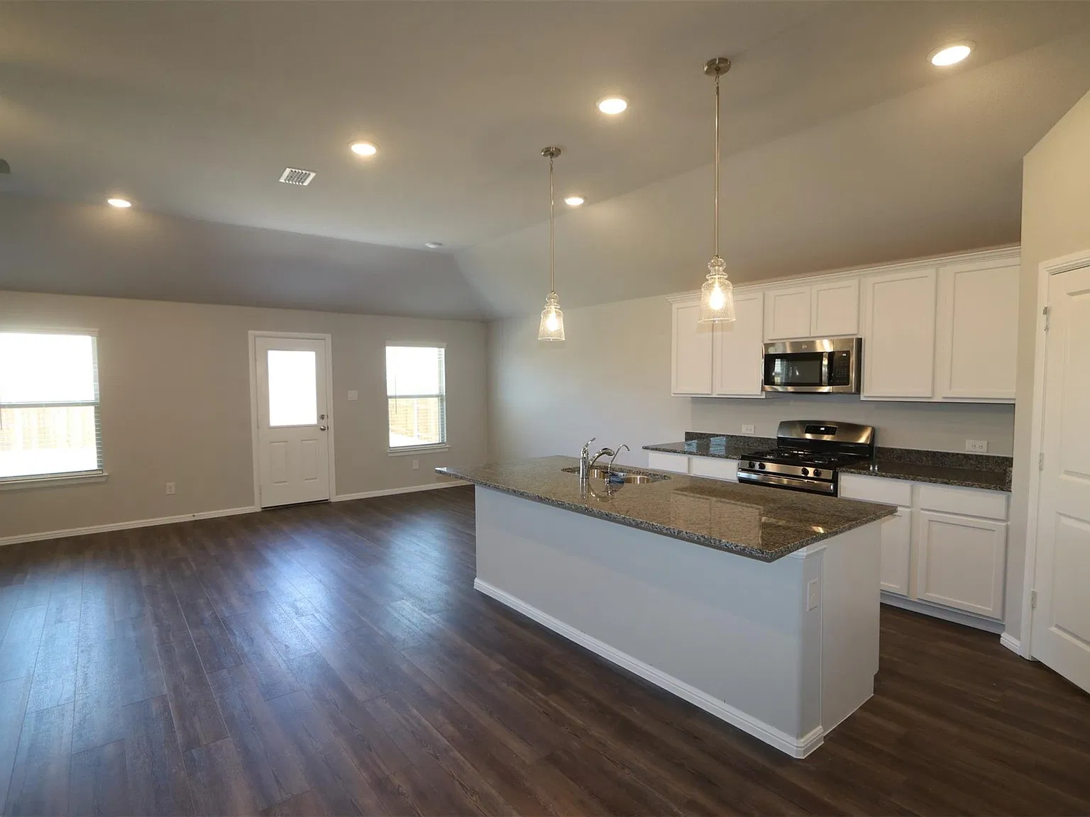 4 bed, 2106 sqft, $2,200 — Photo 2