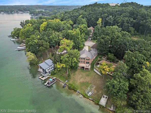 3551 Dorothy Ln, Waterford, MI 48329