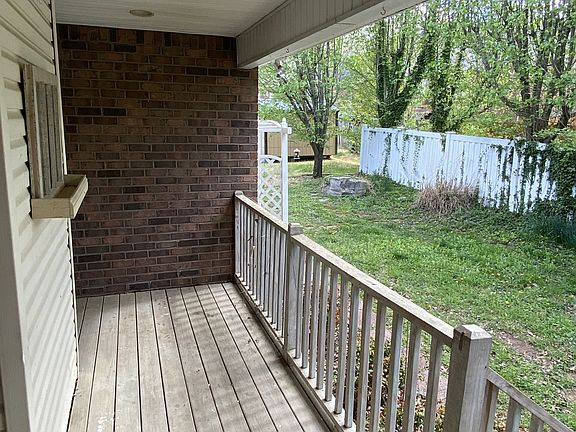 3rd image of 506 Spring Hill Dr